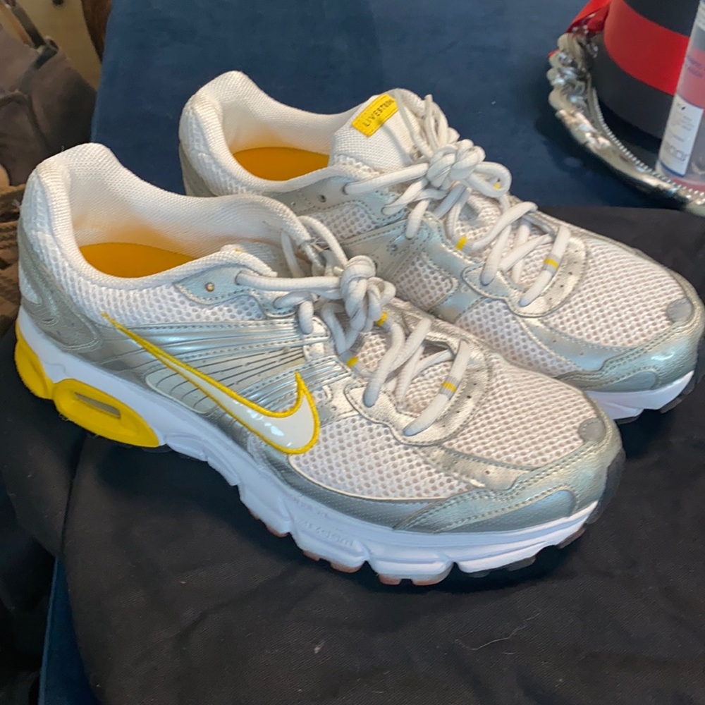 Nike livestrong women 10